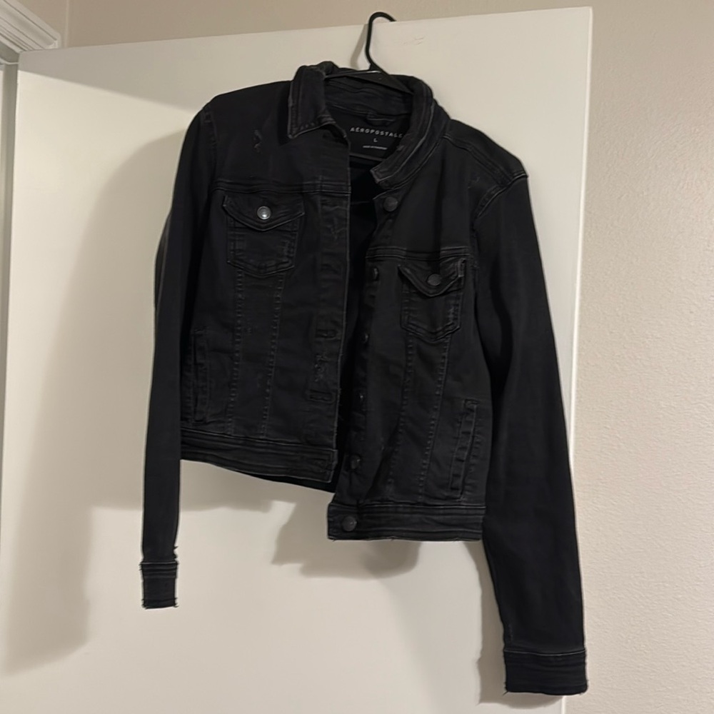 Cropped form fitting black denim jacket